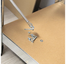 Arbre flexible avec vis et écrous sur une surface de travail