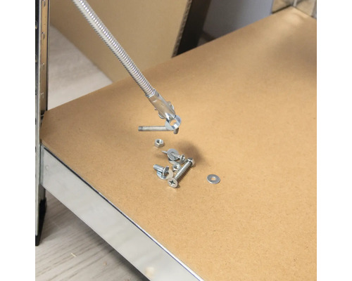 Arbre flexible avec vis et écrous sur une surface de travail