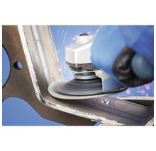 Meuleuse d angle avec disque à lamelles travaillant une pièce en métal.