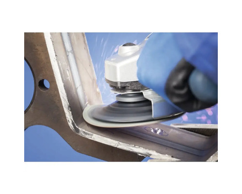 Meuleuse d angle avec disque à lamelles travaillant une pièce en métal.