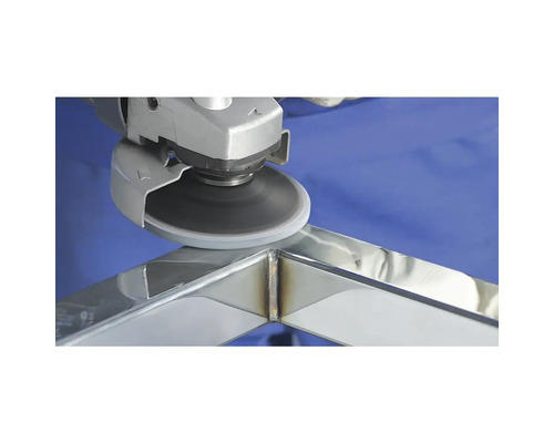 Meuleuse d'angle avec disque abrasif traitant une soudure sur un cadre métallique.