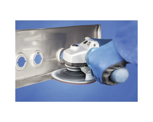 Meuleuse d'angle ponçant un profilé métallique avec un disque abrasif rotatif.