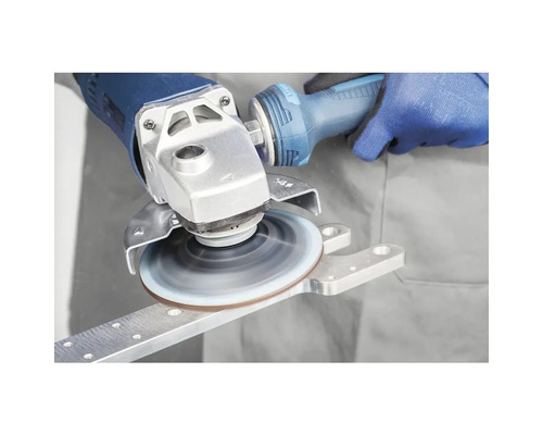 Meuleuse d'angle traitant une pièce métallique avec un disque abrasif rotatif.