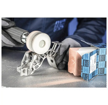 Utilisation d'une brosse de polissage pour travailler une pièce métallique avec des accessoires de Pferd