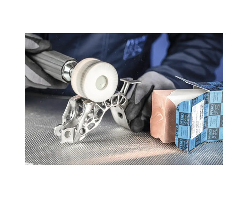 Utilisation d'une brosse de polissage pour travailler une pièce métallique avec des accessoires de Pferd