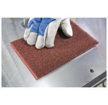 Feuille abrasive avec gant sur table en métal