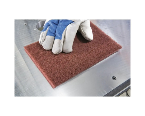 Feuille abrasive avec gant sur table en métal