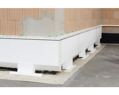 Detailaufnahme eines Sockeldämmplatten-Systems an einer Gebäudewand.