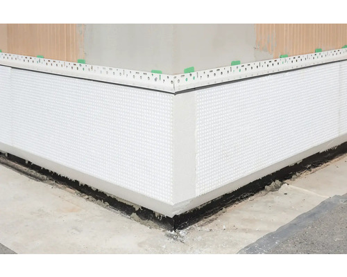 Detailansicht einer Gebäudeecke mit Perimeterdämmung und Kantenschutzprofil