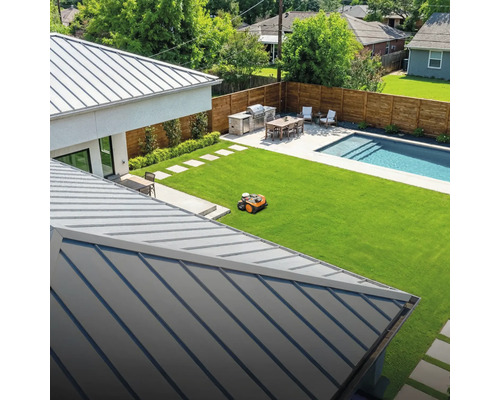 Ansicht eines Hauses mit Rasen, Pool und Rasenmähroboter