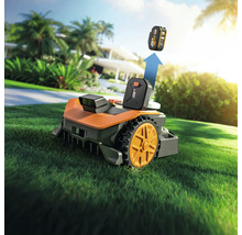 Aufsitzrasenmäher mit Akku auf Rasenfläche vor einem Haus