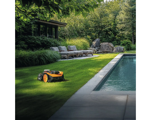 Szene mit Rasenmähroboter neben Pool und Gartenmöbeln