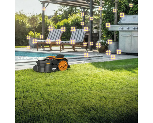 Rasenmähroboter bei der Arbeit in einem Garten mit Pool, Liegestühlen und Grill