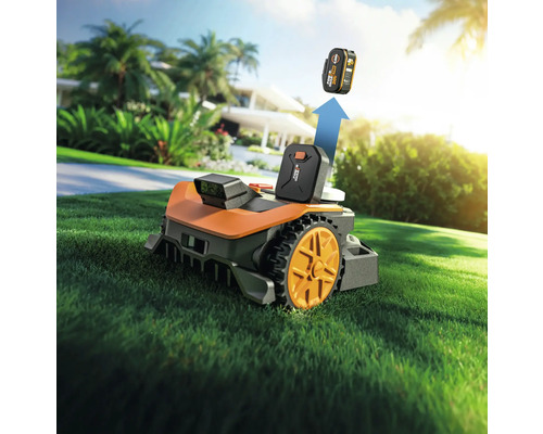 Worx Mähroboter mit Akku auf Rasenfläche