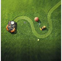 Rasenfläche mit Rasenroboter und verschiedenen Spielsachen