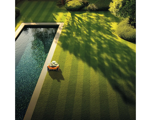 Automatische Rasenpflege im Garten mit Rasenmähroboter neben einem Pool