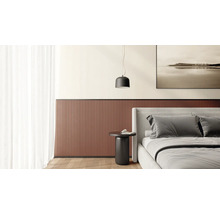 Chambre à coucher avec panneaux muraux, lampe et table de chevet