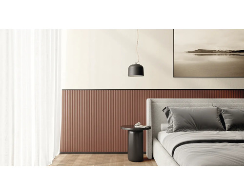 Chambre à coucher avec panneaux muraux, lampe et table de chevet