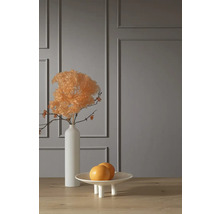 Scène décorative avec fleurs séchées dans un vase et une coupe à fruits sur une table