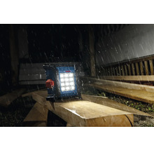 Logo Bosch sur un projecteur de chantier à LED sous la pluie