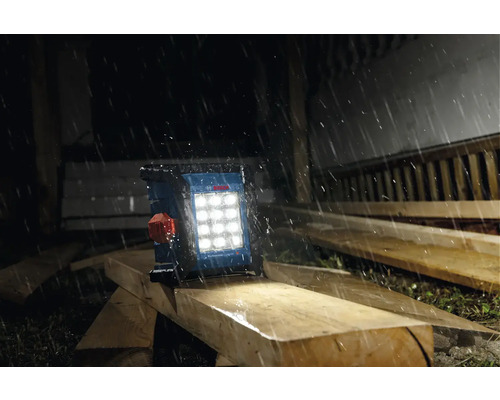 Logo Bosch sur un projecteur de chantier à LED sous la pluie
