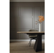 Salle à manger avec table, chaise et vase de fleurs sur la table