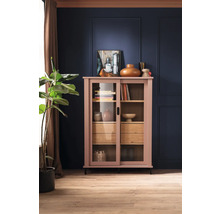 Armoire avec portes coulissantes en verre et tiroirs en bois devant un mur