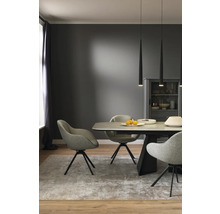 Salle à manger avec table, chaises et suspensions