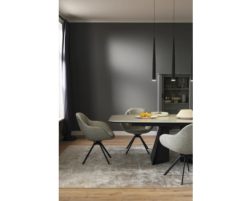 Salle à manger avec table, chaises et suspensions