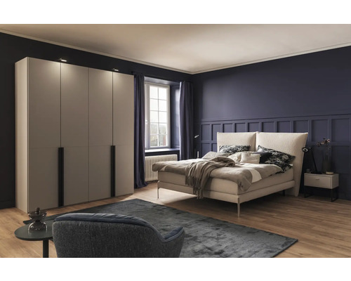 Chambre à coucher avec lit, armoire et fauteuil sur tapis