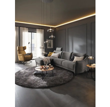 Salon avec canapé, fauteuil, tapis et suspensions