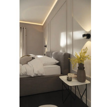 Chambre à coucher avec lit, table de chevet et appliques murales