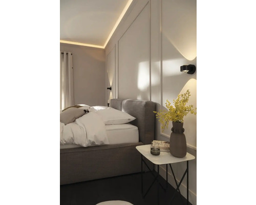 Chambre à coucher avec lit, table de chevet et appliques murales