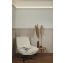 Ambiance de salon avec fauteuil, table d'appoint et décoration pour une atmosphère chaleureuse