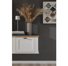 Meuble suspendu avec décoration, lampe de table et tableau