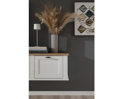 Meuble suspendu avec décoration, lampe de table et tableau