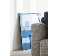 Image décorative avec des formes géométriques dans un cadre à côté du canapé