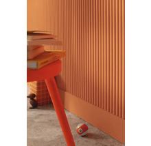 Aménagement mural décoratif avec des profils verticaux, une table avec des livres et une boule de billard dans un intérieur