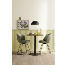 Coin repas avec table ronde, deux chaises et suspension