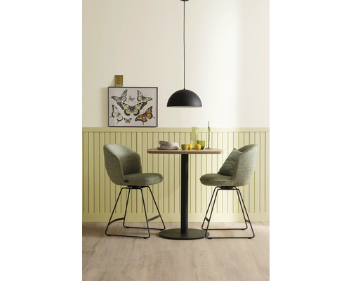 Coin repas avec table ronde, deux chaises et suspension