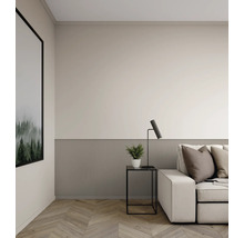 Salon avec canapé, lampe de table et plante d'intérieur