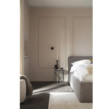 Chambre avec lit, table de chevet et décoration murale