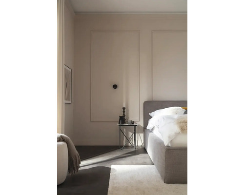 Chambre avec lit, table de chevet et décoration murale