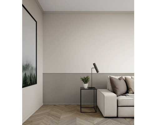 Salon avec canapé, lampe de table et panneaux muraux