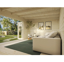 Innenansicht eines Gartenhauses mit Sofa, Tisch und Dekoration