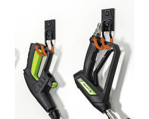 Deux pistolets de nettoyeur haute pression accrochés au support mural.