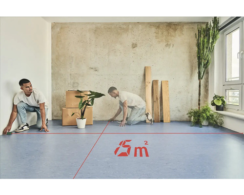 Zwei Männer messen einen Raum mit einem Laser aus, der eine Fläche von 5 Quadratmetern anzeigt.