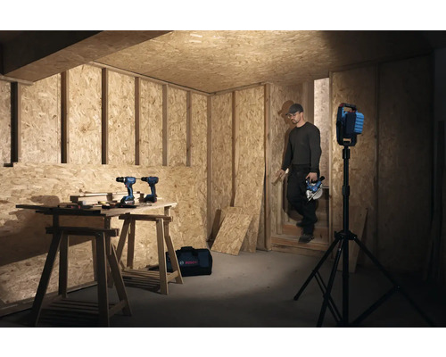 Scène de chantier avec outils, visseuses sans fil et projecteur de chantier