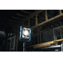 Projecteur Bosch Logo à l'extérieur sous la pluie.