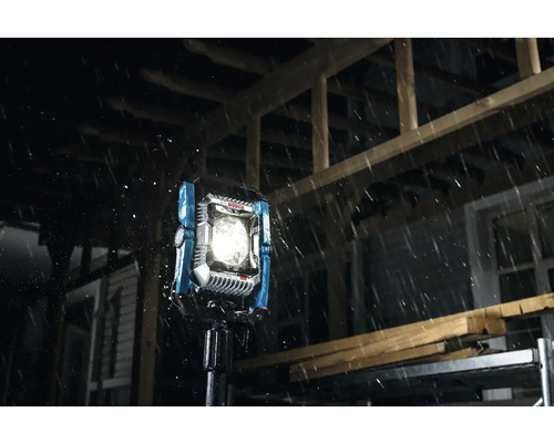 Projecteur Bosch Logo à l'extérieur sous la pluie.